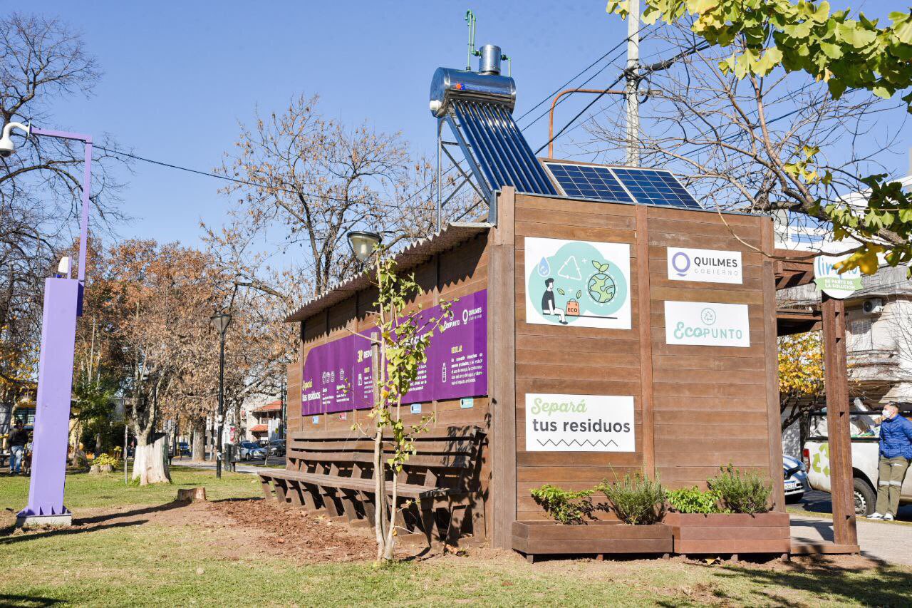 MAYRA-MENDOZA-INAUGURÓ-EL-SEGUNDO-ECOPUNTO-DE-MATERIAL-100-RECICLADO-EN-LA-PLAZA-DE-LAS-COLECTIVIDADES