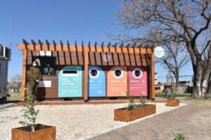 MAYRA-INAUGURÓ-EL-CUARTO-ECOPUNTO-DE-MATERIAL-100-RECICLADO-EN-EL-PARQUE-LINEAL-DE-SOLANO-2