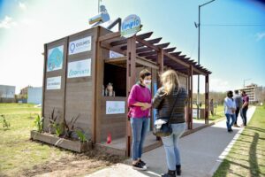 MAYRA-INAUGURÓ-EL-QUINTO-ECOPUNTO-DE-MATERIAL-100-RECICLADO-EN-EL-PARQUE-LINEAL-DON-BOSCO