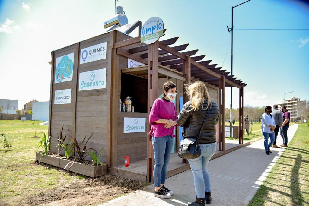 MAYRA-INAUGURÓ-EL-QUINTO-ECOPUNTO-DE-MATERIAL-100-RECICLADO-EN-EL-PARQUE-LINEAL-DON-BOSCO