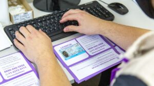 DETUVIERON A ESTAFADOR QUE PROMETIA LICENCIAS DE CONDUCIR