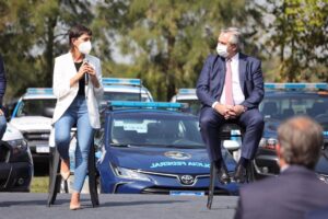 Mayra-y-Alberto-en-entrega-de-moviles-y-llegada-de-mil-gendarmes-4