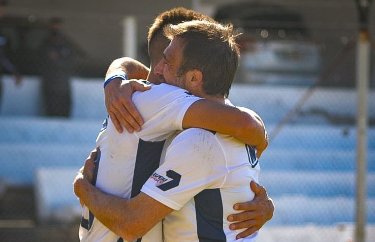 Abrazo de jugadores de qac