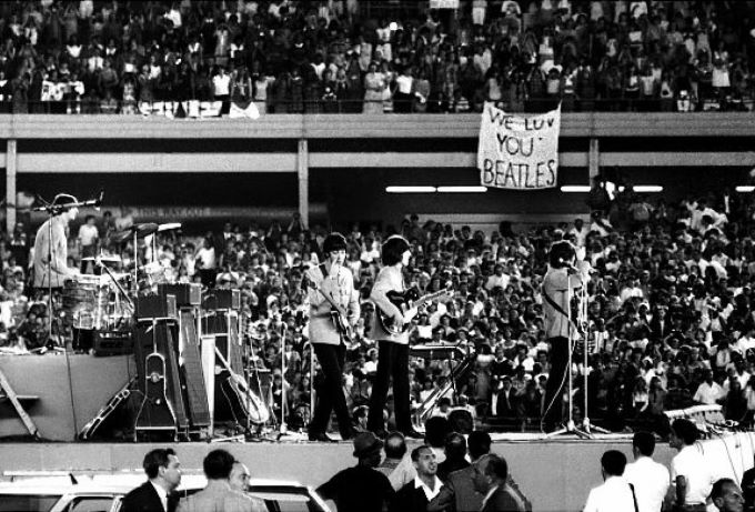 THE BEATLES, LOS PRIMEROS EN TOCAR EN UN ESTADIO