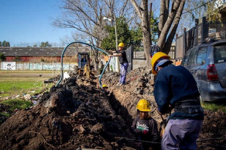 AVANZAN LAS OBRAS DE AGUA Y CLOACAS EN LOS BARRIOS LA PAZ, AZUL Y ROÑA BEKERMAN (3)