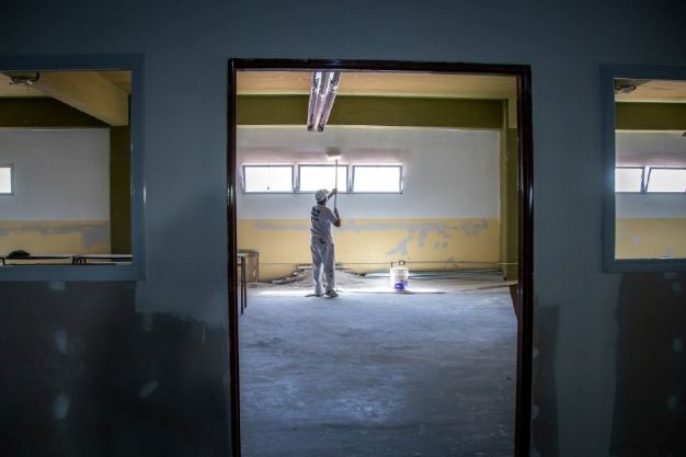 EL MUNICIPIO CON FONDOS COMUNALES REFACCIONA ESCUELAS PÚBLICAS