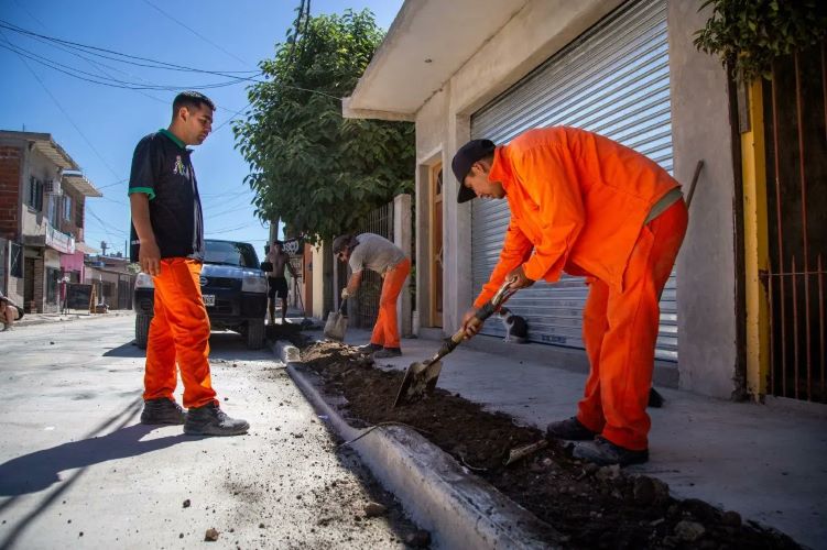 OBRAS DE PAVIMENTACIÓN Y DESAGÜES EN BERNAL OESTE