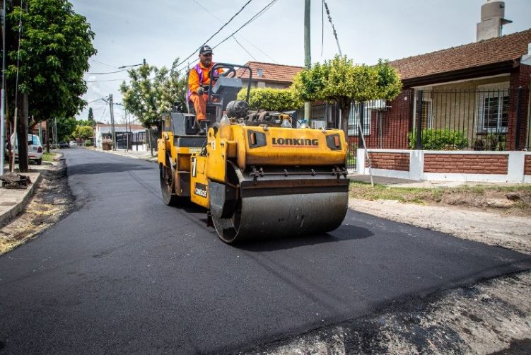 TRABAJOS DE BACHEO Y CARPETA ASFÁLTICA EN DISTINTOS BARRIOS