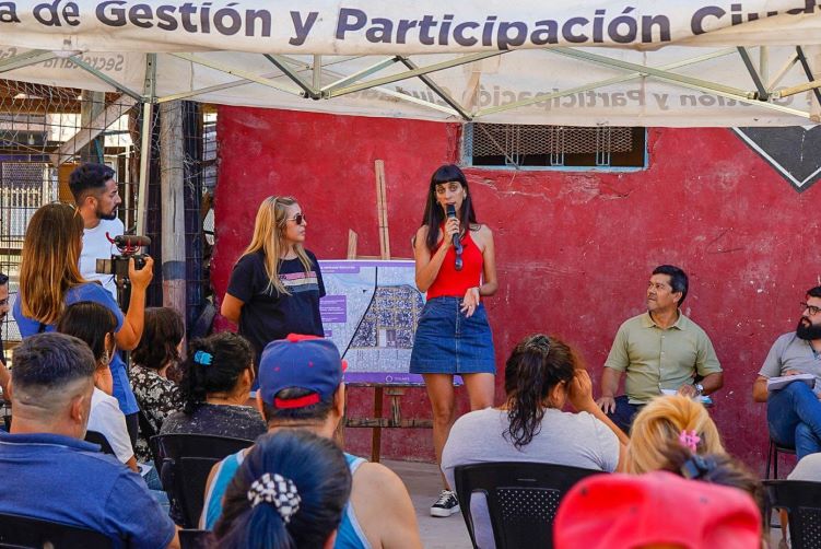 FUNCIONARIOS MUNICIPALES CON VECINOS DEL BARRIO SANTA LUCÍA