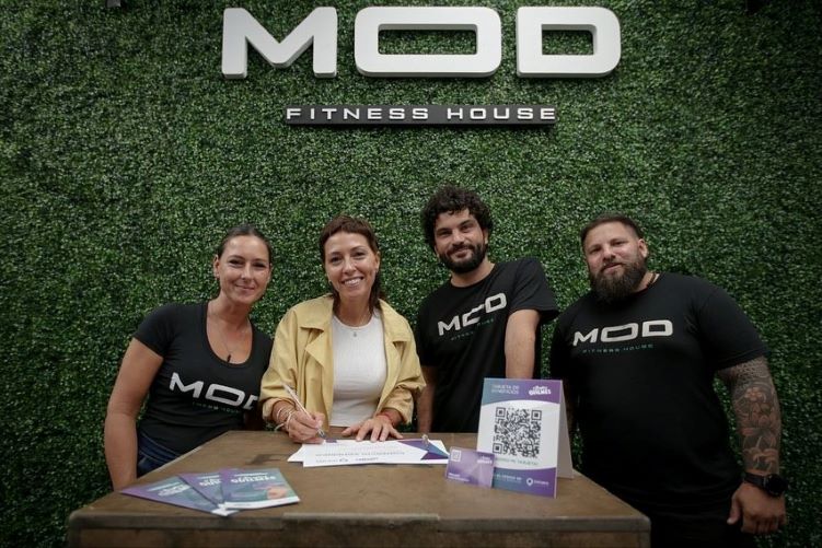 MAYRA CON LOS PROPIETARIOS DE UN GIMNASIO Y LA ADHESIÓN A SOMOS QUILMES