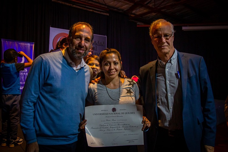 ENTREGA DE DIPLOMAS EN LA UNQ A PROMOTORES DE SALUD