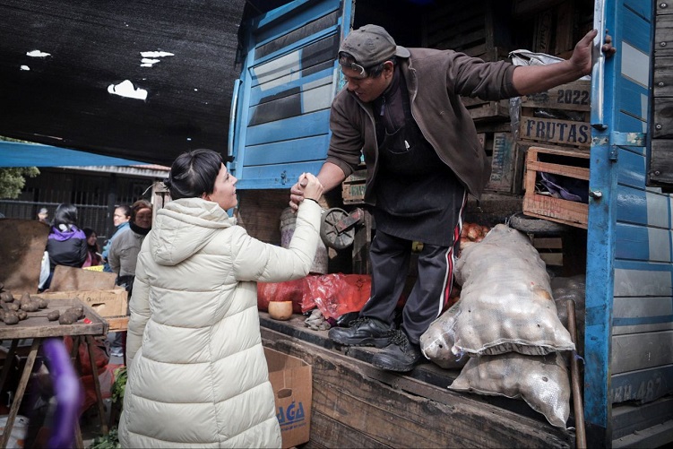 MAYRA JUNTO A VECINOS Y VECINAS EN EL BARRIO LA CAÑADA