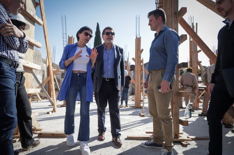 MAYRA Y SILEONI EN LA OBRA DEL NUEVO EDIFICIO DE LA ESCUELA ESPECIAL Nº 505