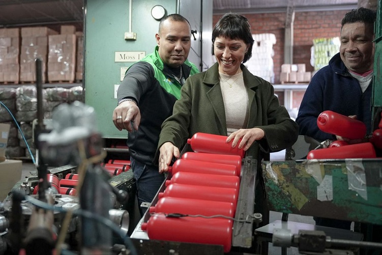 MAYRA VISITÓ LA EMPRESA SEYTA SA IMPRESORES EN QUILMES OESTE