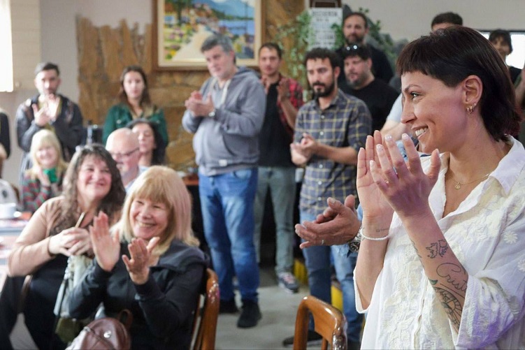 MAYRA SE REUNIÓ EN QUILMES OESTE POR LA REPAVIMENTACIÓN DE ANDRÉS BARANDA