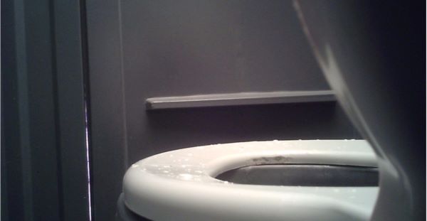 UN OFICIAL EN LA RIBERA FILMABA A GUARDAVIDAS EN EL BAÑO