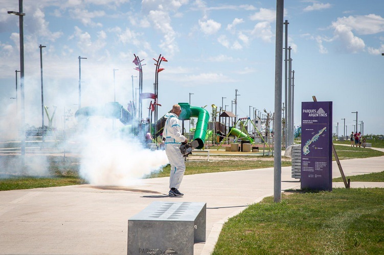 OPERATIVO DE FUMIGACIÓN EN EL PARQUE LA RIBERA