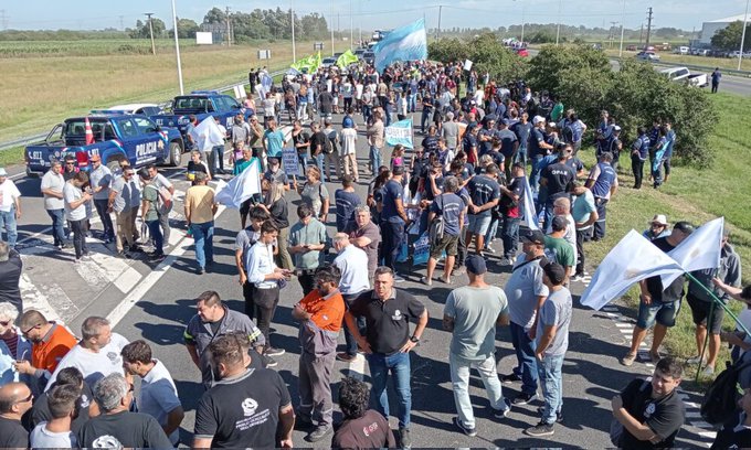 CONFLICTO ACINDAR: TRABAJADORES DE LA UOM CORTAN LA RUTA 9