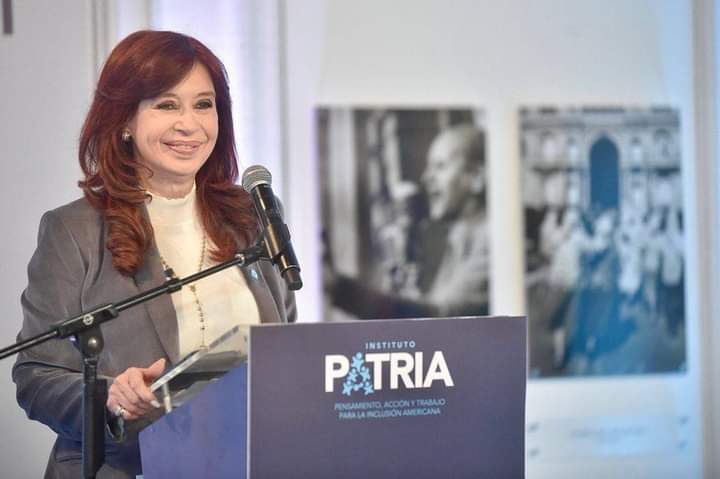 MAYRA MENDOZA JUNTO A CRISTINA FERNÁNDEZ EN EL INSTITUTO PATRIA