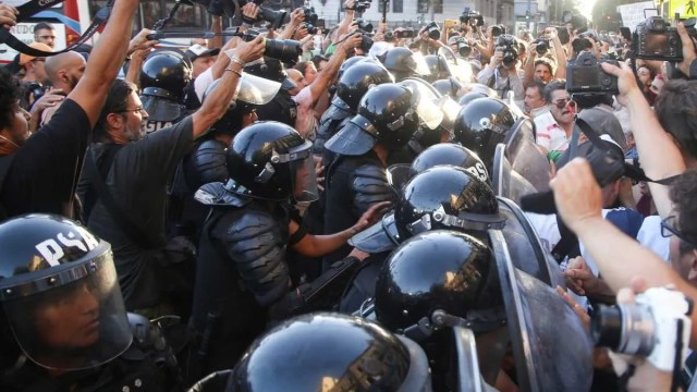 REPRESIÓN EN EL CONGRESO: BALAS, GASES Y DETENIDOS