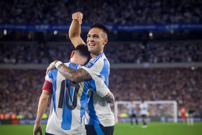 ARGENTINA LE GANÓ A PERÚ Y CERRÓ EL AÑO PUNTERO EN LAS ELIMINATORIAS