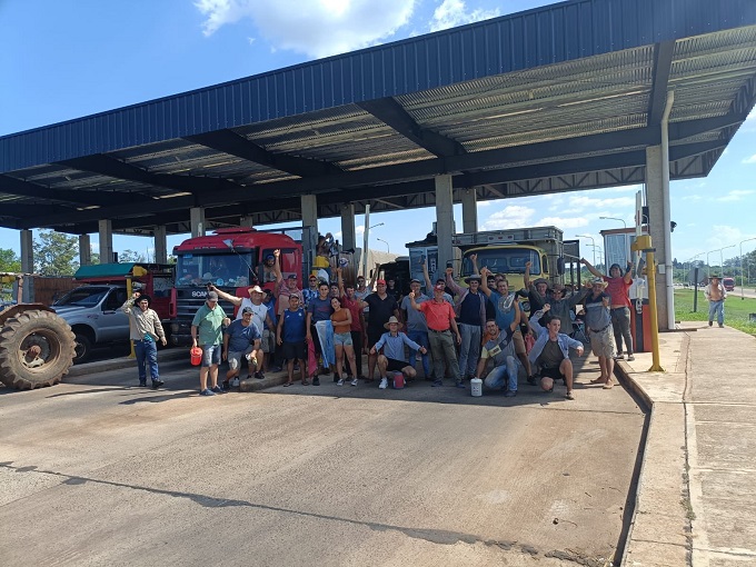EN MISIONES LOS YERBATEROS CORTAN LA RUTA