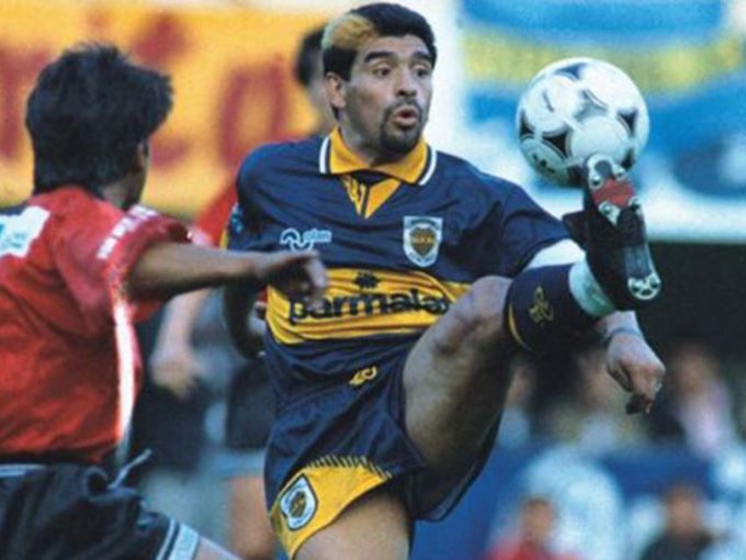 A 30 AÑOS QUE DIEGO MARADONA FIRMÓ PARA BOCA JUNIORS