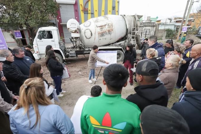 FRENTE AL AJUSTE MILEÍSTA MAYRA MENDOZA AVANZA CON PAVIMENTOS EN QUILMES