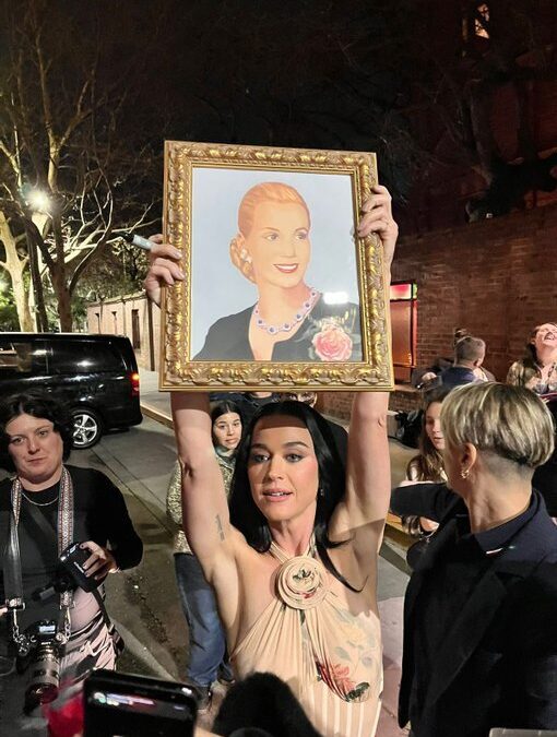 KATY PERRY Y UN CUADRO DE EVA PERÓN