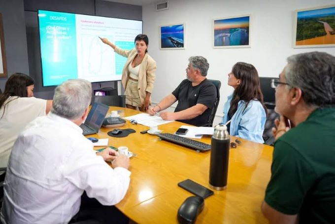 MAYRA MENDOZA JUNTO A, AUTORIDADES PROVINCIALES EN EL MARCO DEL PLAN INTEGRAL HÍDRICO