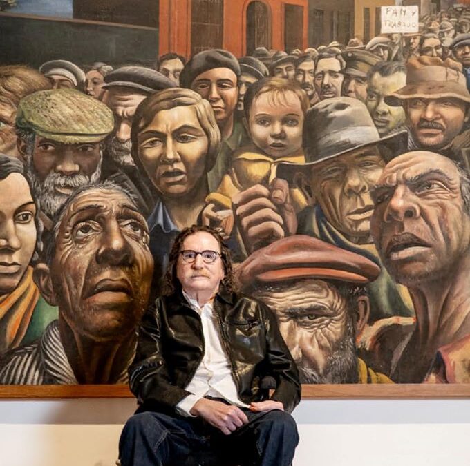CHARLY GARCÍA SE DETUVO ANTE UNA OBRA DE ANTONIO BERNI EN SU VISITA AL MALBA
