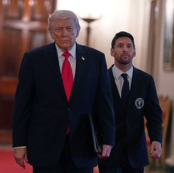 LIO MESSI CAMINA JUNTO A TRUMP COMO HÉROES DE ARMAGEDDÓN