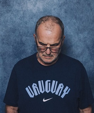 MARCELO BIELSA: EL ÚLTIMO ROMÁNTICO FRENTE A LA PICADORA DE CARNE